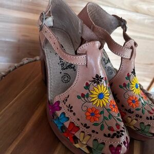 Embroidered Floral Women's Shoes from Mexico, 100% leather handmade size 4